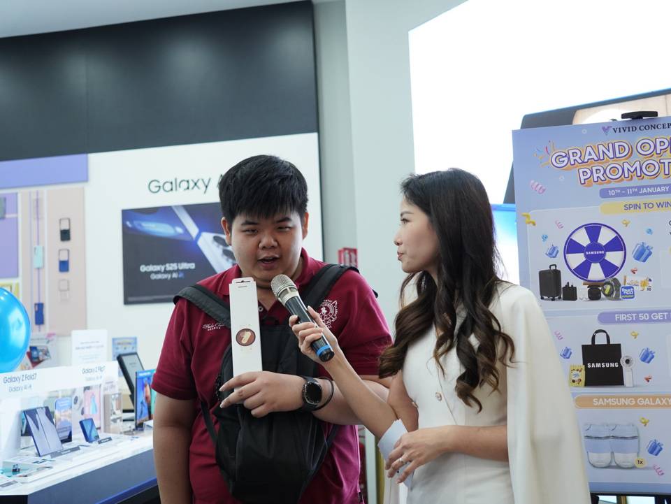 Hosting a lucky draw moment at the Samsung Experience Store opening