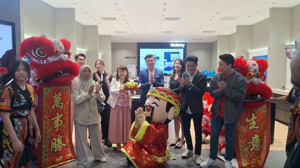 Lion dance and guests at the Samsung Experience Store opening